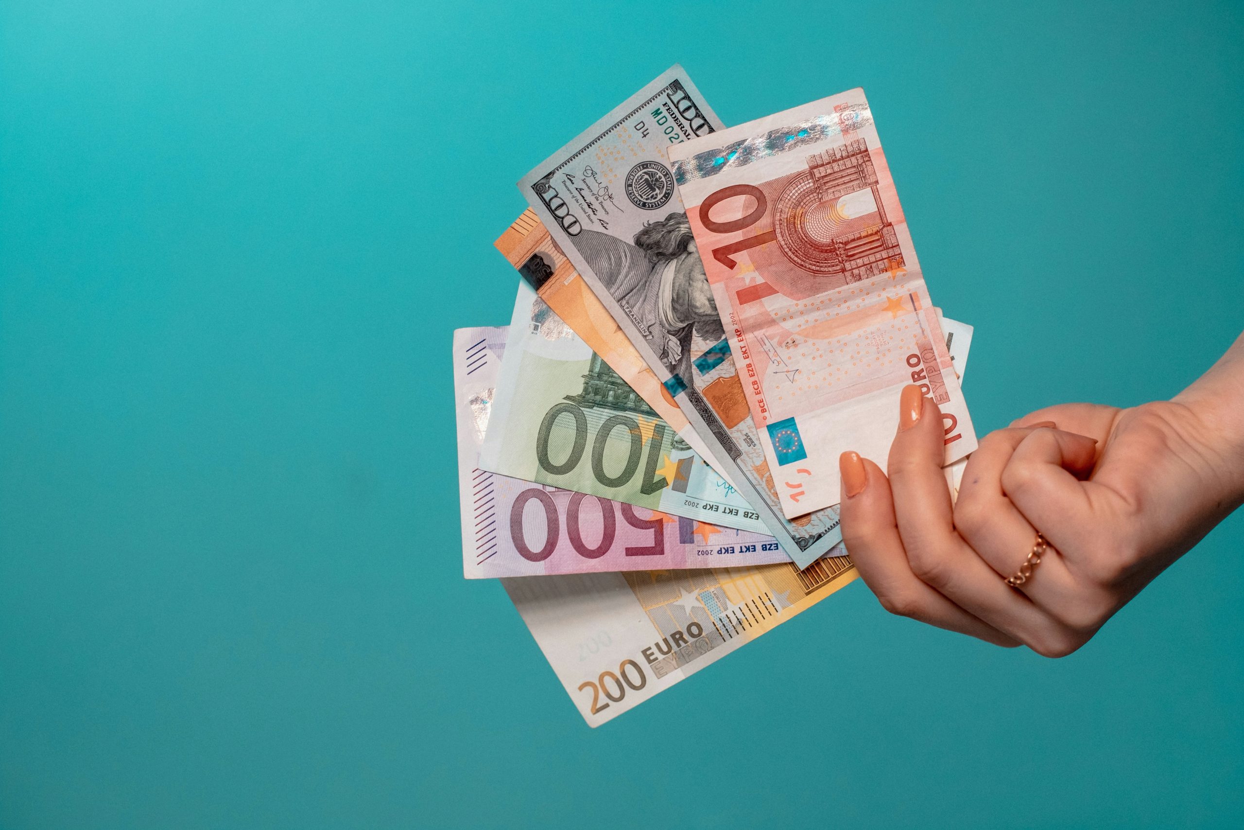 Les entreprises françaises ralentissent les hausses de salaires en 2025